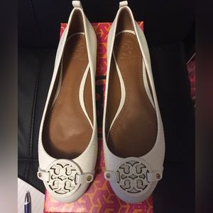 Authentic brand new in box Tory Burch white mini Miller flats size 8